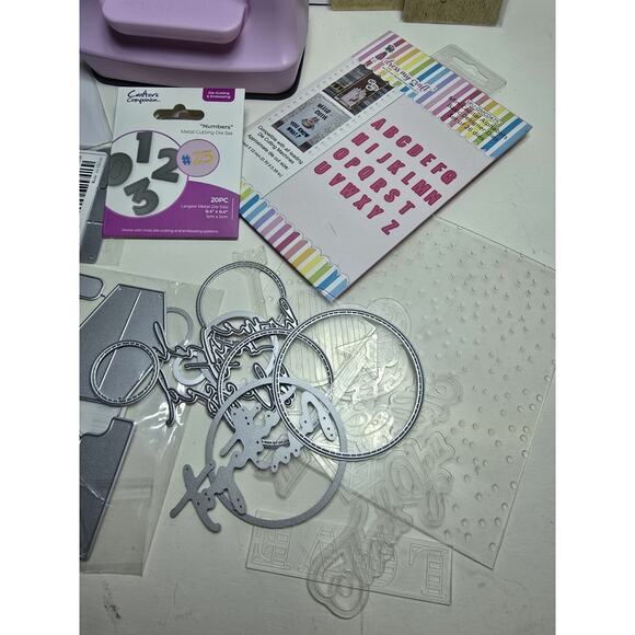We R Memory Keepers Tool Evolution MINI DIE CUT MACHINE With Dies - Picture 3 of 4